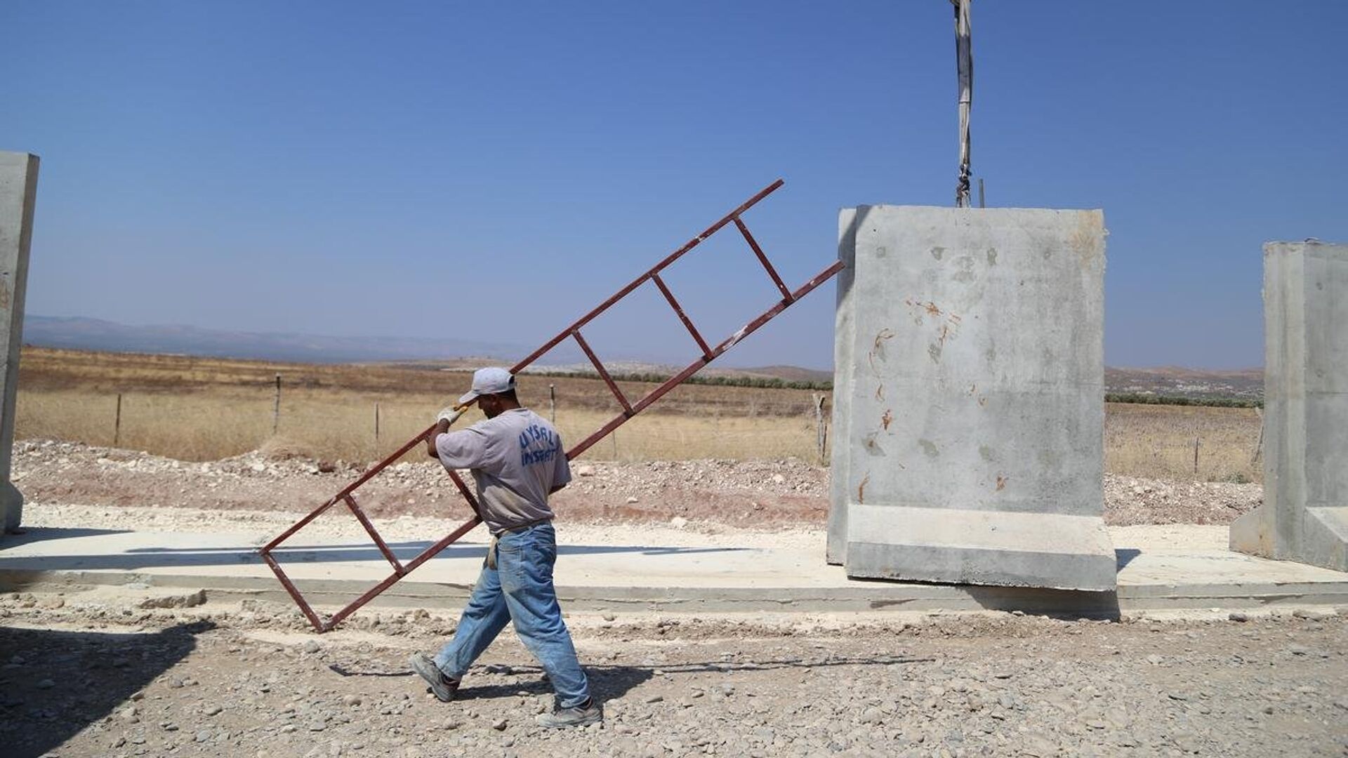 iran-sinira-400-kmlik-duvar-orecegini-acikladi-yil-sonuna-kadar-tamamlanacak-UUeDnuOq.jpg