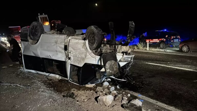 nevsehirde-minibus-ve-otomobil-carpisti-5-yarali-1YKOAY9S.jpg