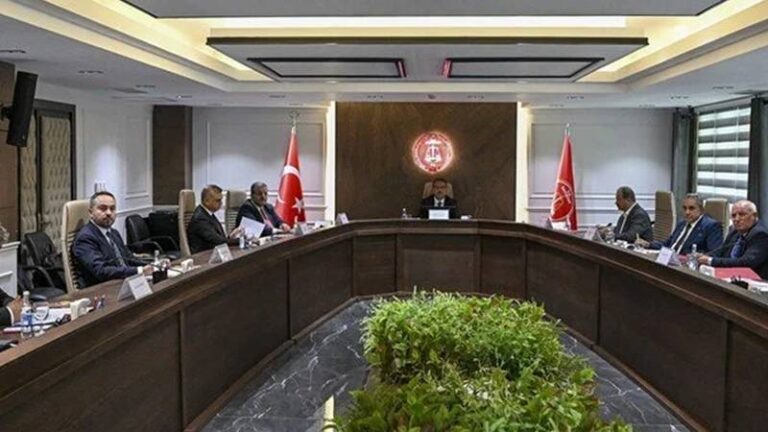 65-milyon-memur-ve-memur-emeklisinin-gozu-buradan-cikacak-kararda-hakem-kurulunun-3uncu-toplantisi-bugun-zCaUICZv.jpg
